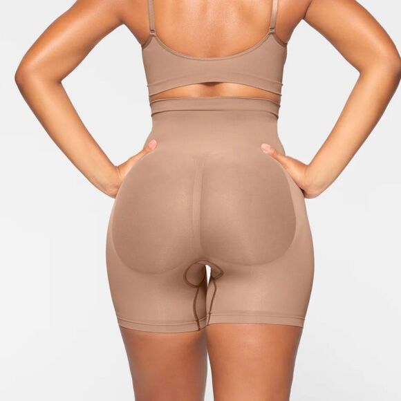SKIMS Sculpt Seamless Shaping Mid Thigh High Waisted Shorts In Umber - Picture 3 of 7